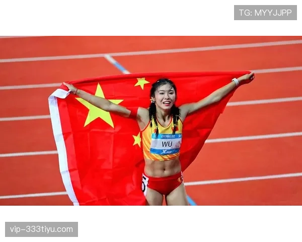 吴艳妮下场一换鞋，训练服瞬间变红毯，我以为自己走错频道
